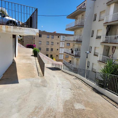 Les Pieds Dans L'Eau, La Tete Dans Les Nuages, Roses Apartment Exterior photo